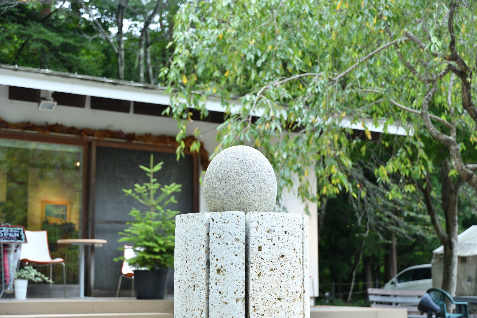 森のカフェKISEKIの外観となで石