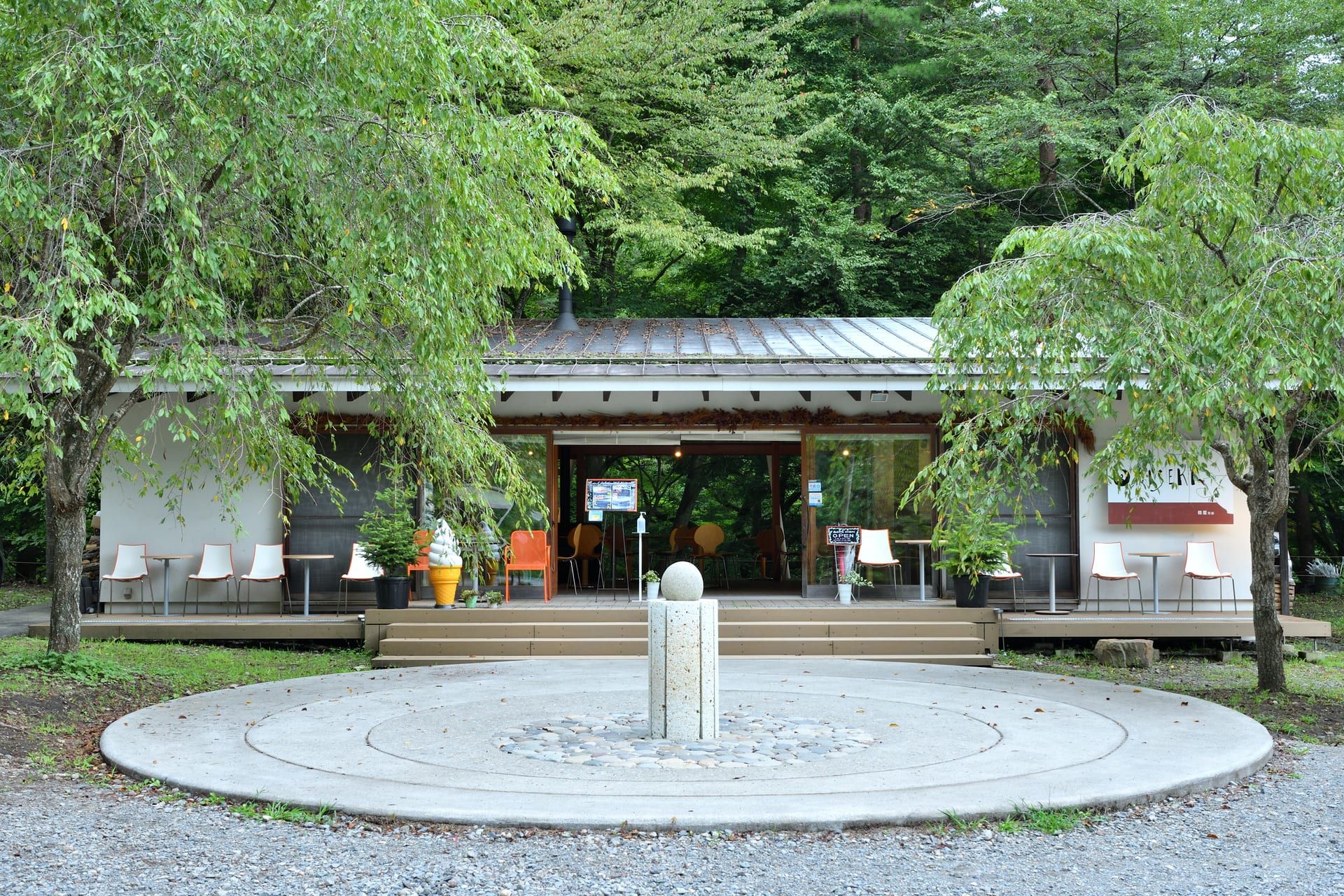 柳の木と屋根のある森のカフェKISEKIの外観